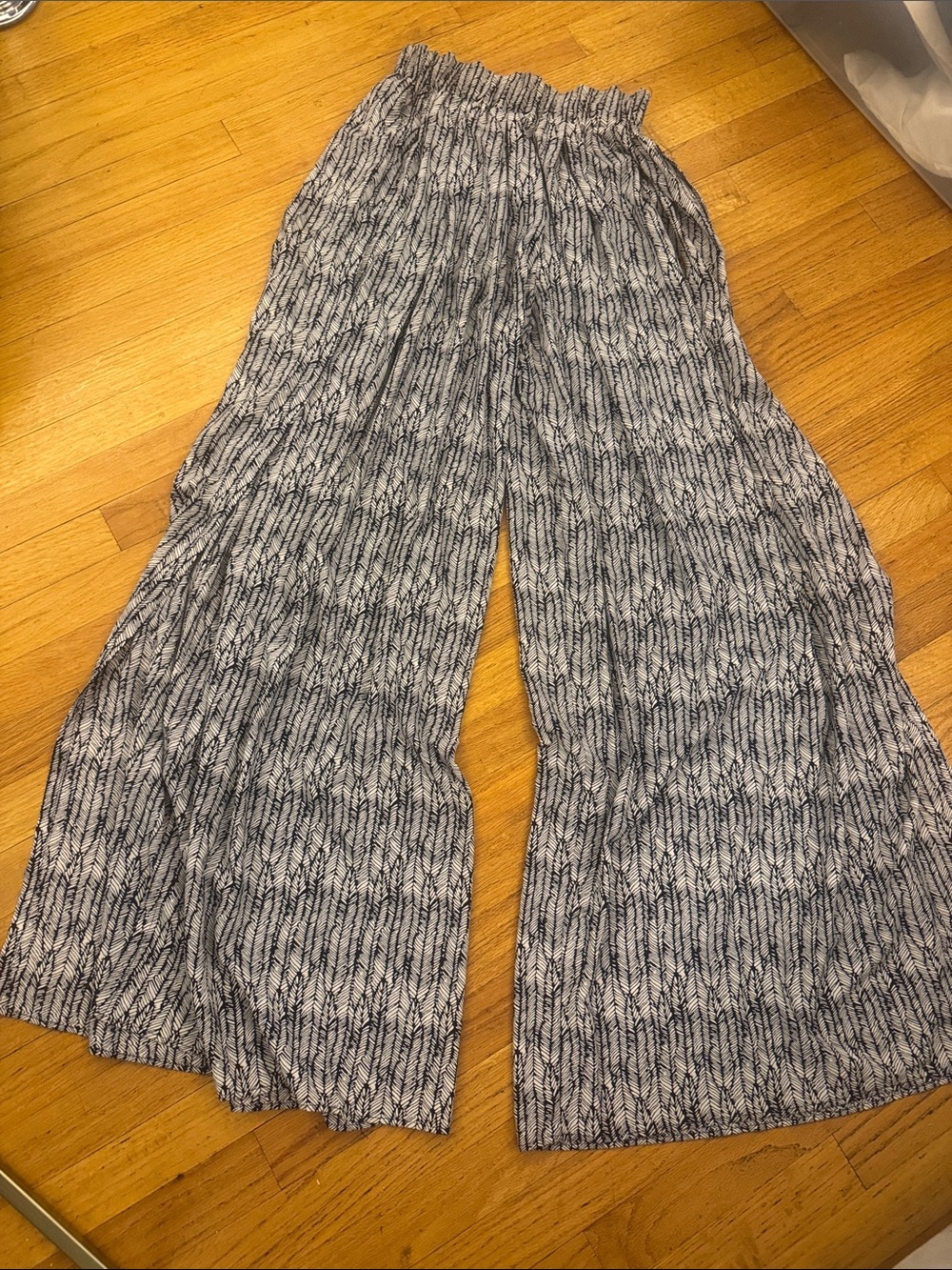 Ripley Rader Wide Leg Feather Printed Palazzo Pants in Navy & White size 1